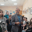 А. Гурин объясняет юным сухоложцам, как создаются линогравюры - Газета Знамя Победы
